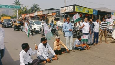 Photo of ऊस दरासाठी शेतकरी संघटनांकडून चक्काजाम