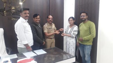 Photo of डॉक्टर महिलेचे रिक्षातून पडलेले सोन्याचे दागिने अर्ध्या तासात मिळाले परत